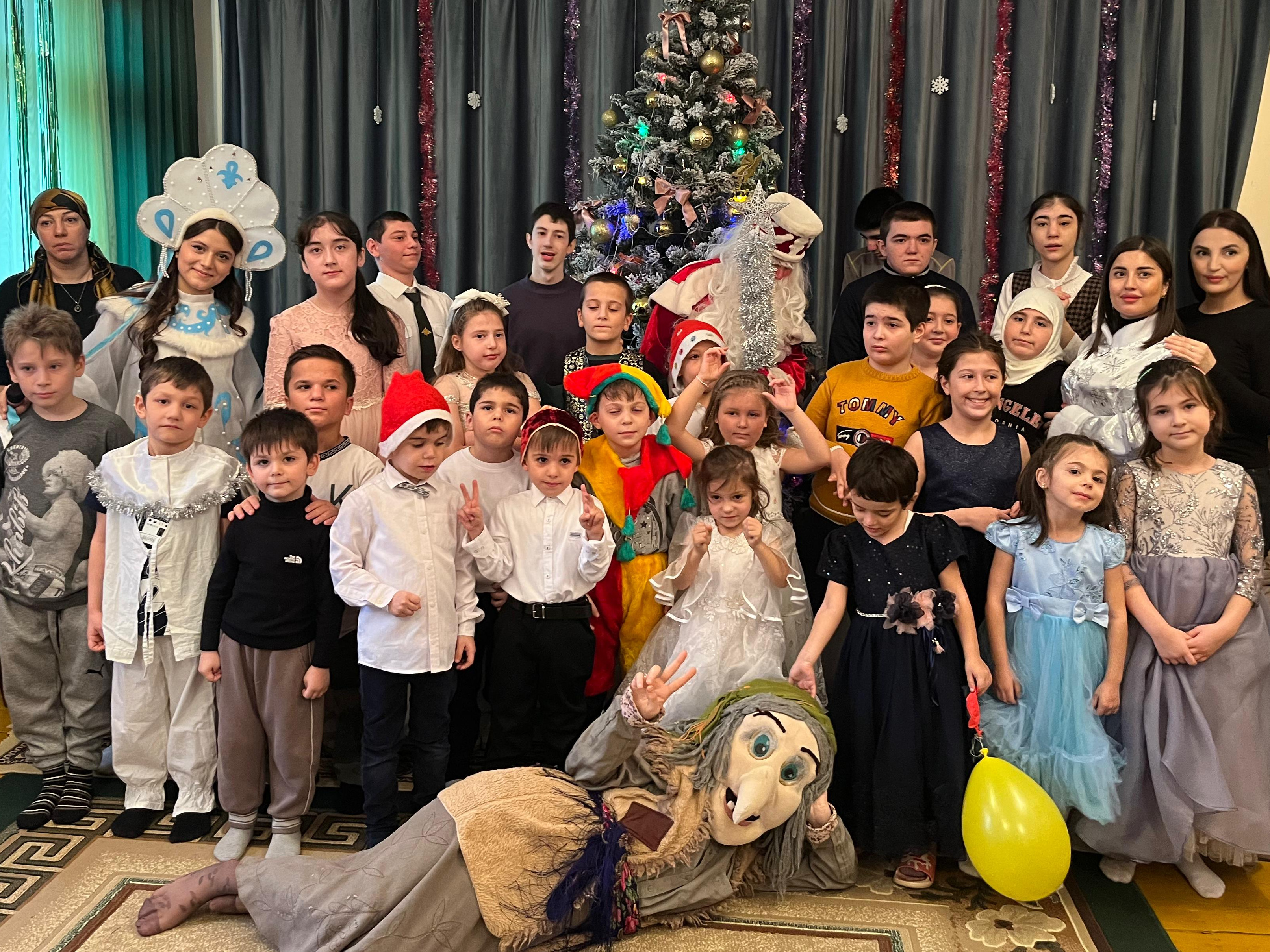 Новогодний утренник "Спасите Деда Мороза".